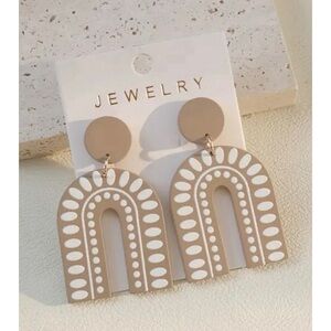 🆕 Women’s Tan & White Stainless Steel Vintage Inspired Dangle Earrings